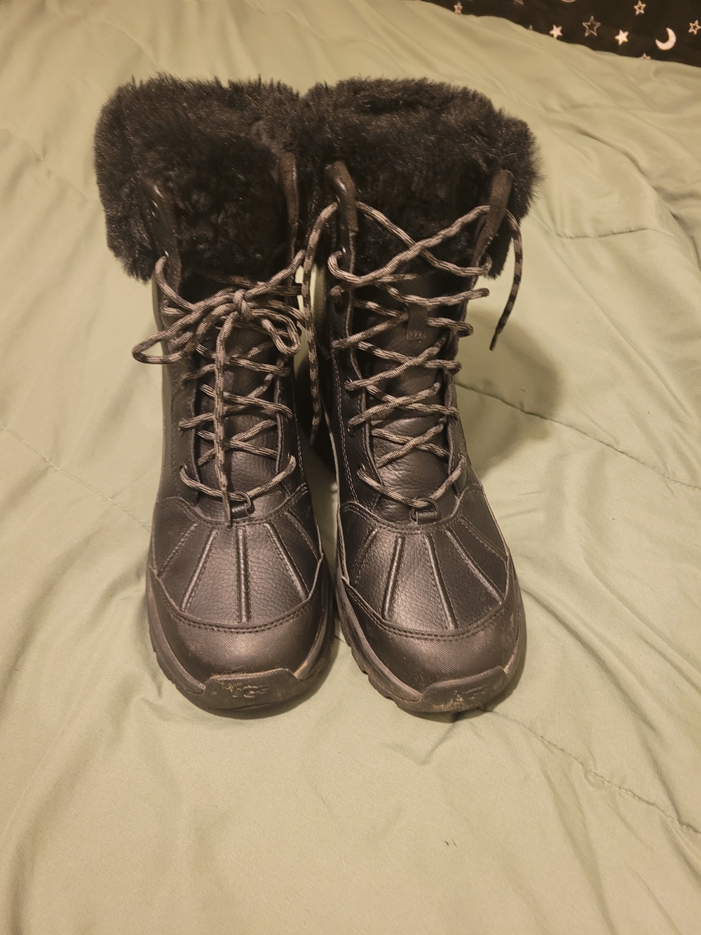 UGGs Sz8.5 Women’s Black Faux-Fur Winter Lace-Up Boots EUC Snow City Hiking Chic